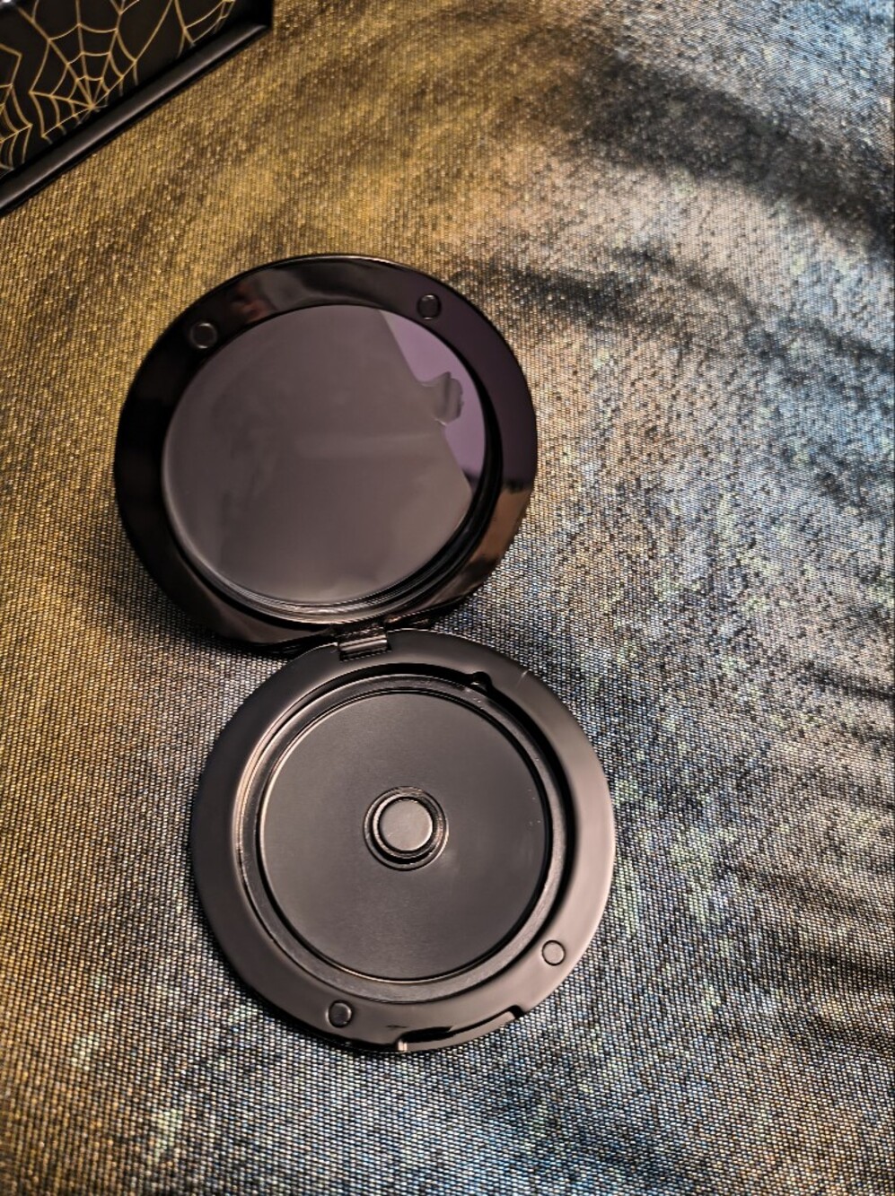 Besame Cosmetics Spider Compact - Picture 4 of 7